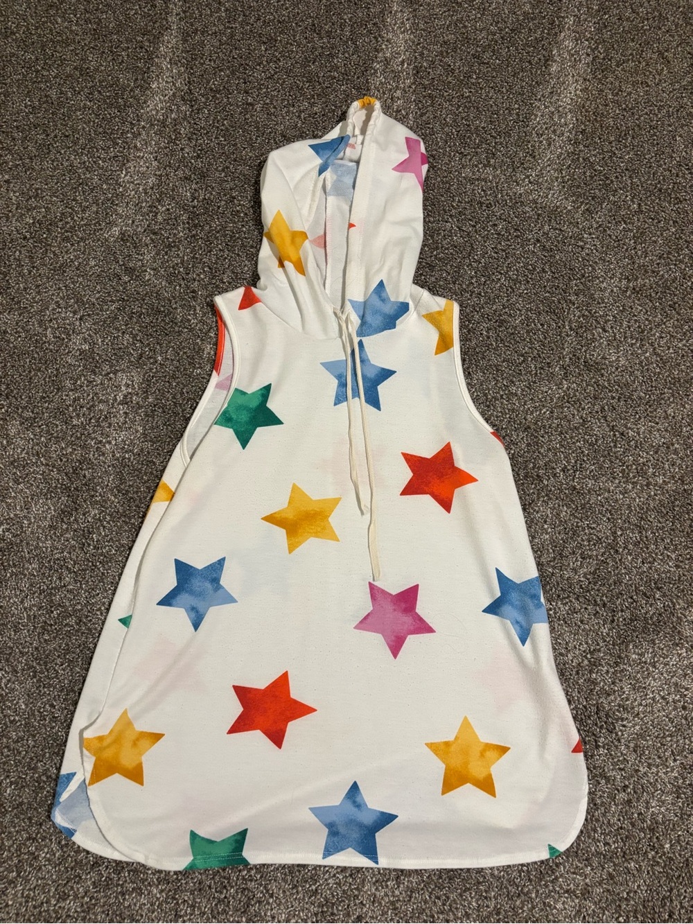 Sleeveless White Hooded Shirt with Multicolor Star Print